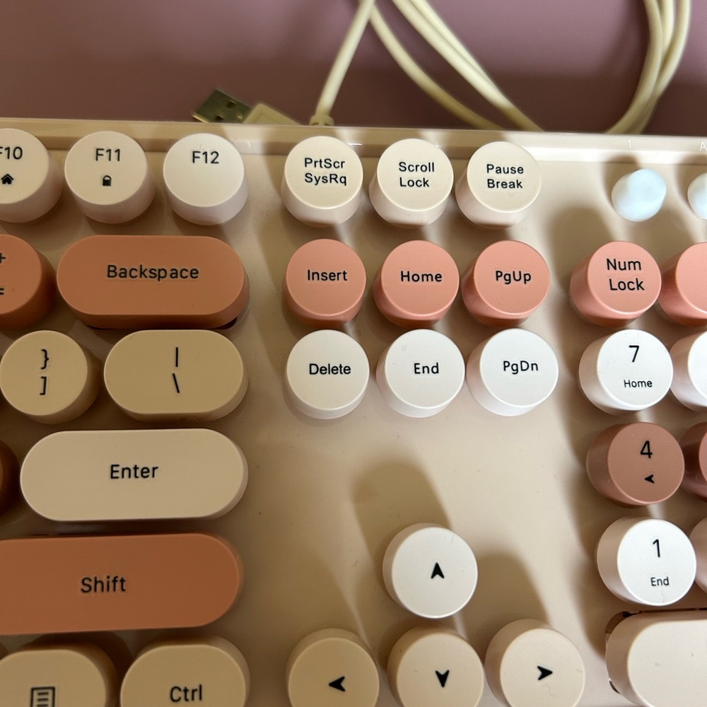 Blush/Nude Pink Chunky Keyboard (wired) - Picture 3 of 5